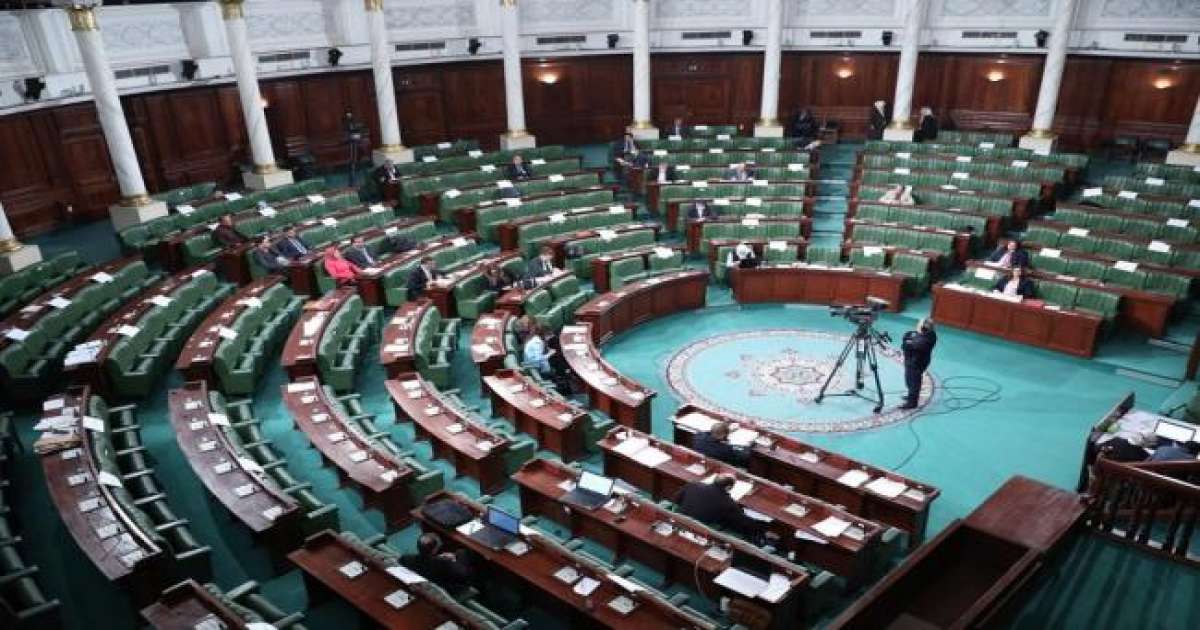 قانون المالية: نواب يقترحون تعليق خلاص الديون وإحداث صندوق سيادي شعبي